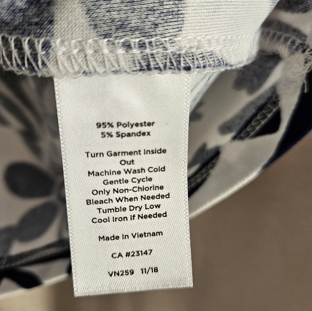 NWOT Talbots white & navy blue pin tuck shoulder blouse top Womens Medium - Picture 3 of 8